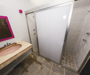 Shared bathroom level 2 (2) Shared bathroom level 2 (2)