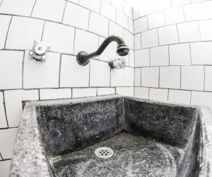 Shared bathroom (4) Shared bathroom (4)