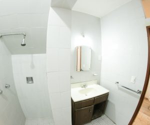 Shared bathroom 2 (2) Shared bathroom 2 (2)
